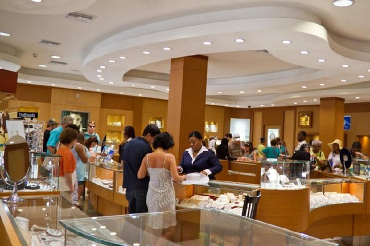Una novia y un novio de pie en el buffet de una tienda.