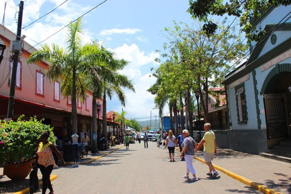 un grupo de personas caminando por una calle