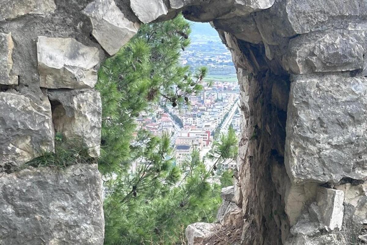 uma janela em uma parede de pedra com vista para uma cidade