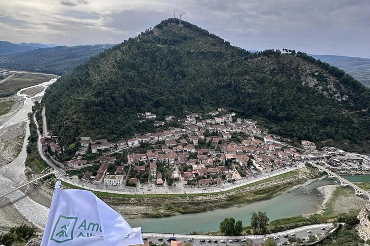 uma vista aérea de uma vila em uma montanha