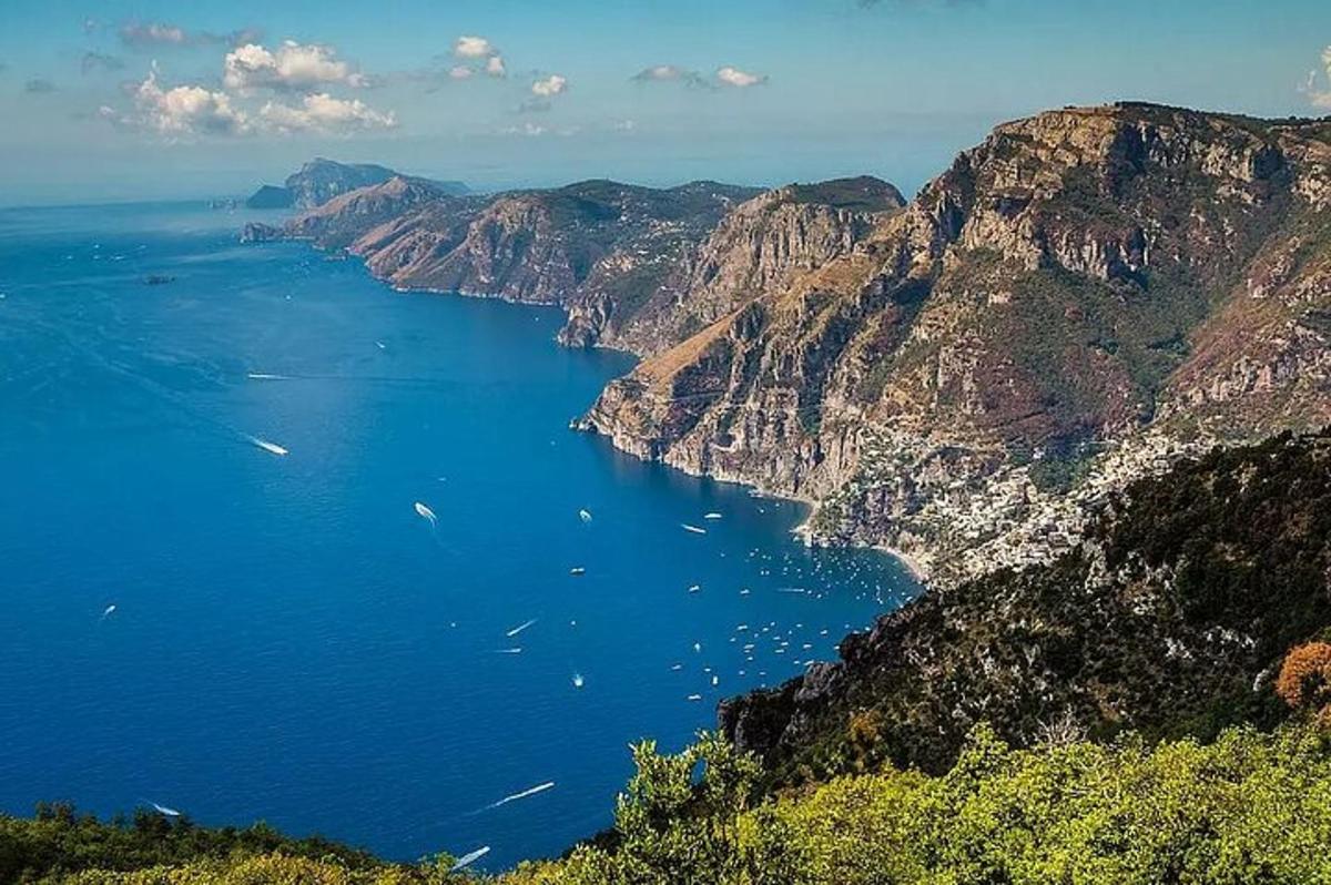 Μια θέα της ακτής Αμάλφι με βάρκες στο νερό