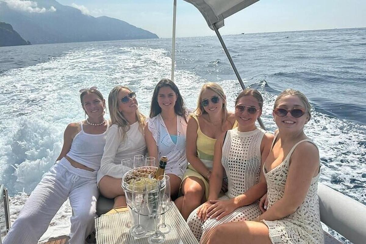 grupp naisi istub paadis