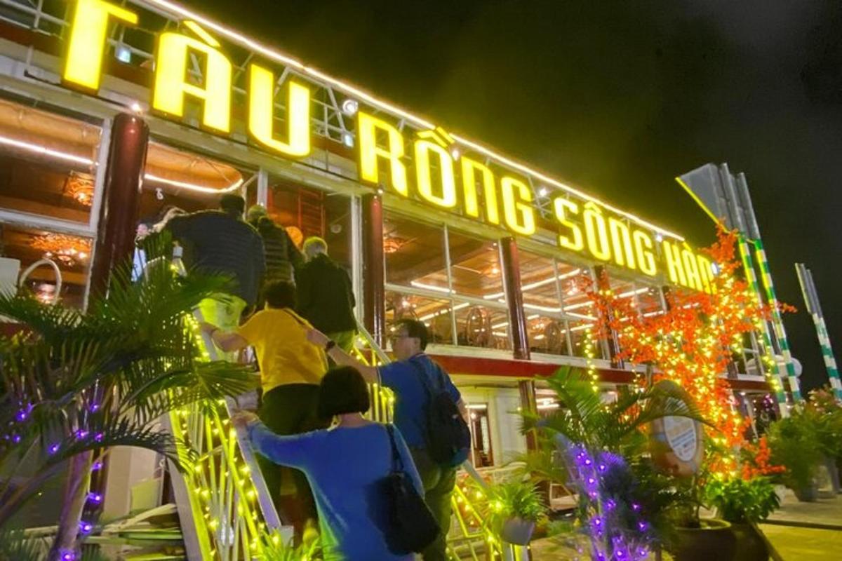 Egy csoport ember áll egy Rong Song étterem előtt