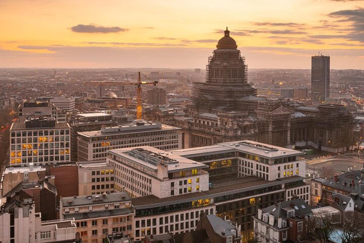 eine Luftaufnahme einer Stadt mit einem Gebäude