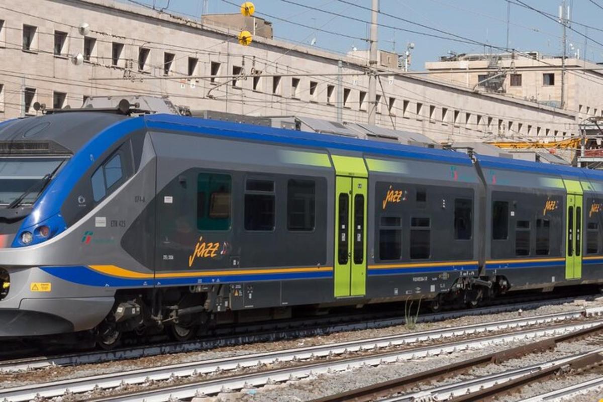 un tren albastru și verde pe șine