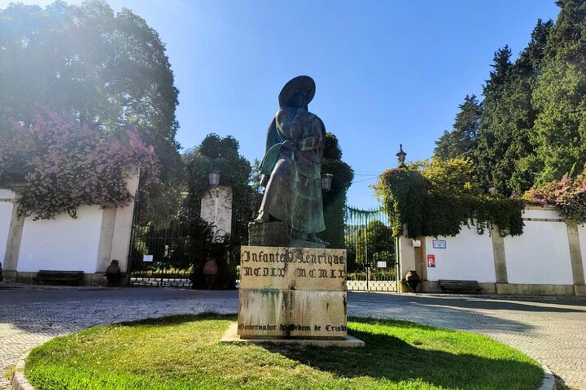una statua di una donna in piedi in un parco