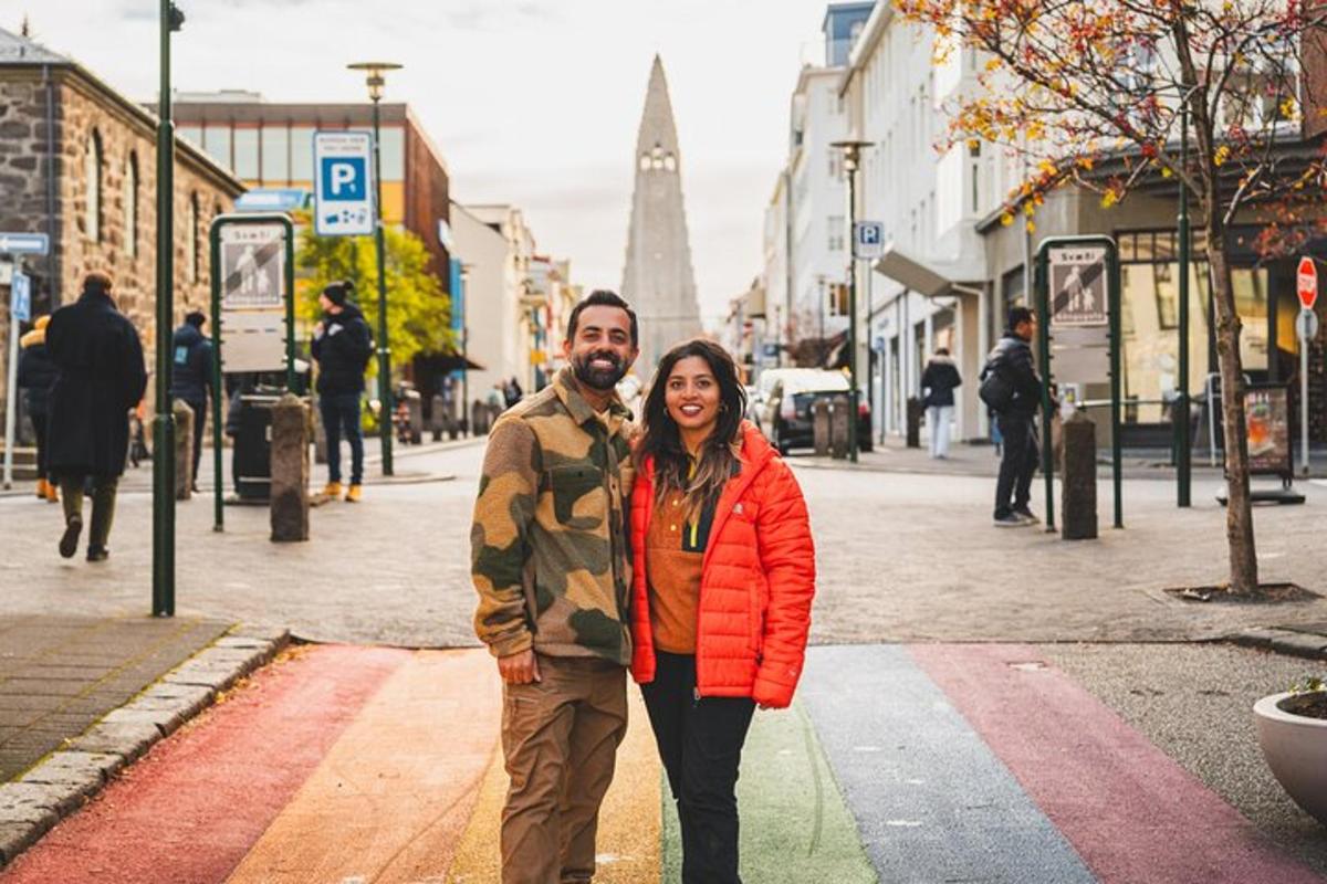 un homme et une femme marchant dans une rue de la ville