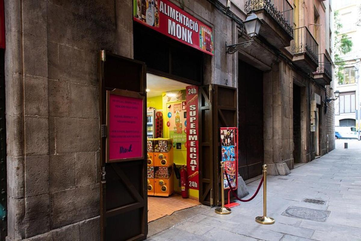 una botiga amb un rètol a la porta d'un edifici