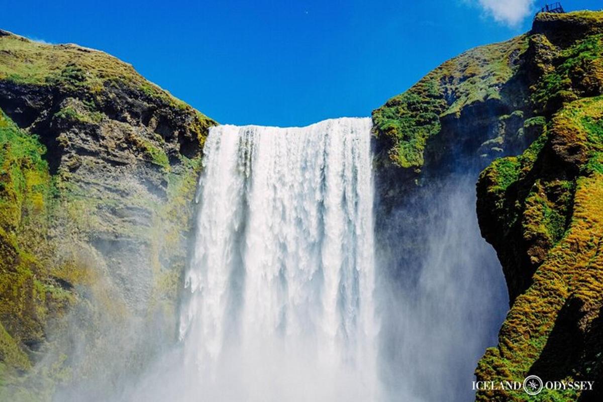 air terjun di sisi gunung