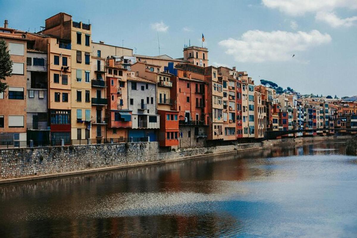 um grupo de edifícios próximos a um rio