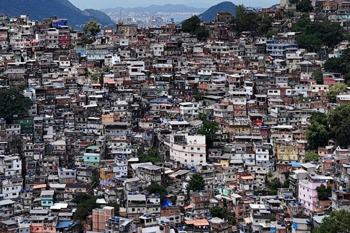 丘の上に多くの建物がある大きな都市