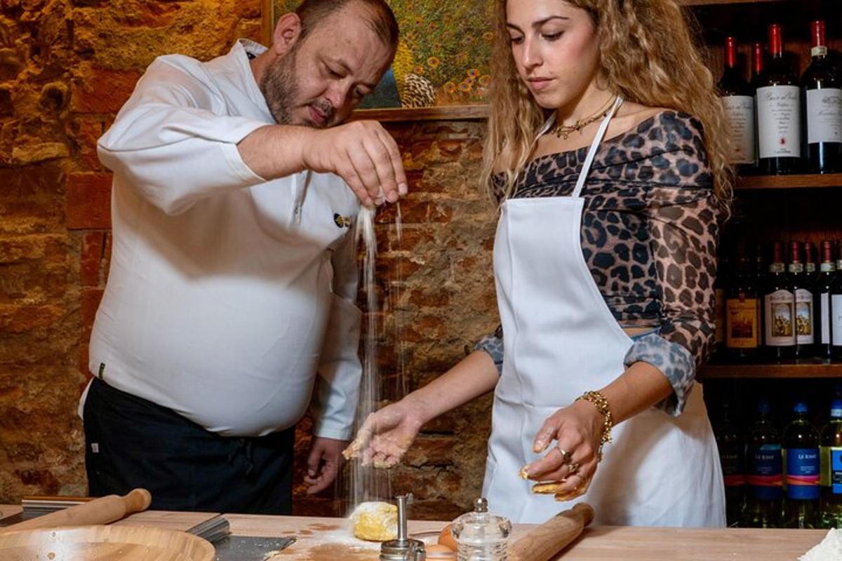 un uomo e una donna che preparano il cibo in cucina