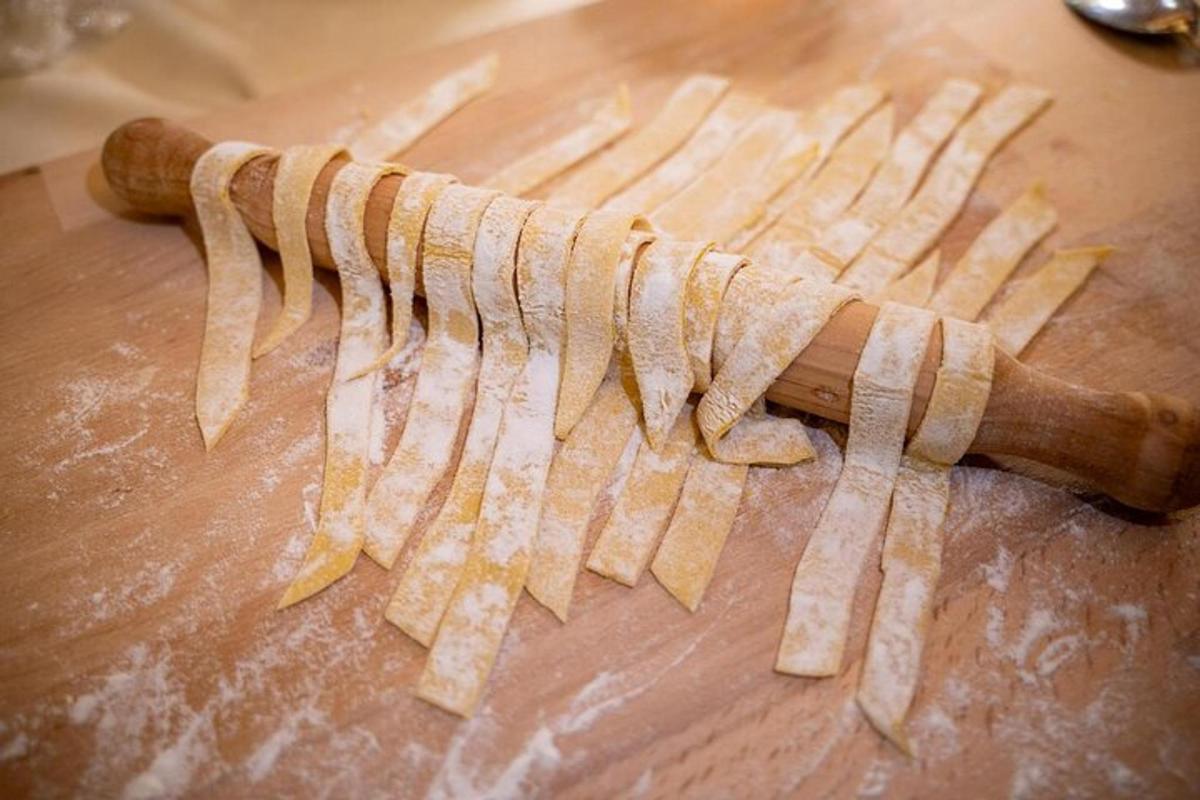 un tagliere di legno con un mucchio di cibo tagliato