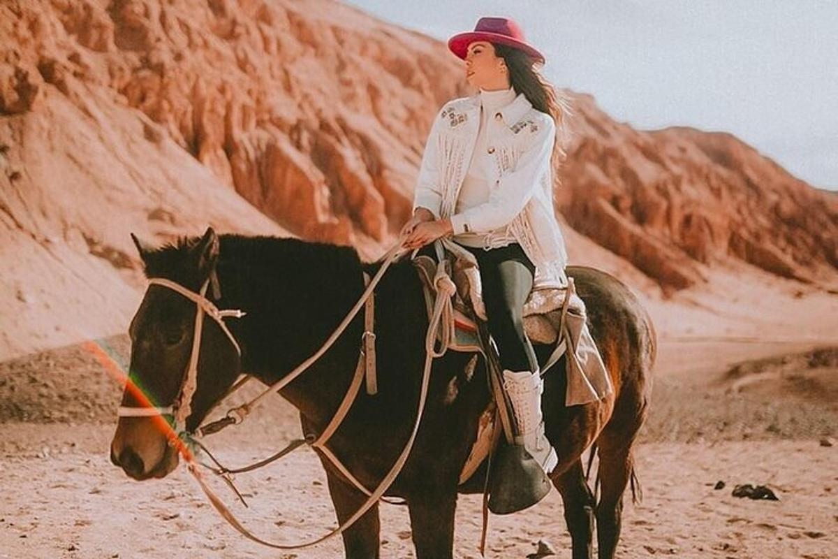 una donna a cavallo nel deserto
