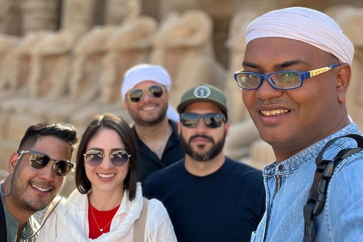 un grup de oameni care pozează pentru o fotografie în fața unor artefacte