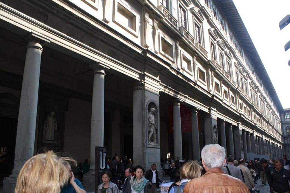 un grup de persones caminant davant d'un edifici