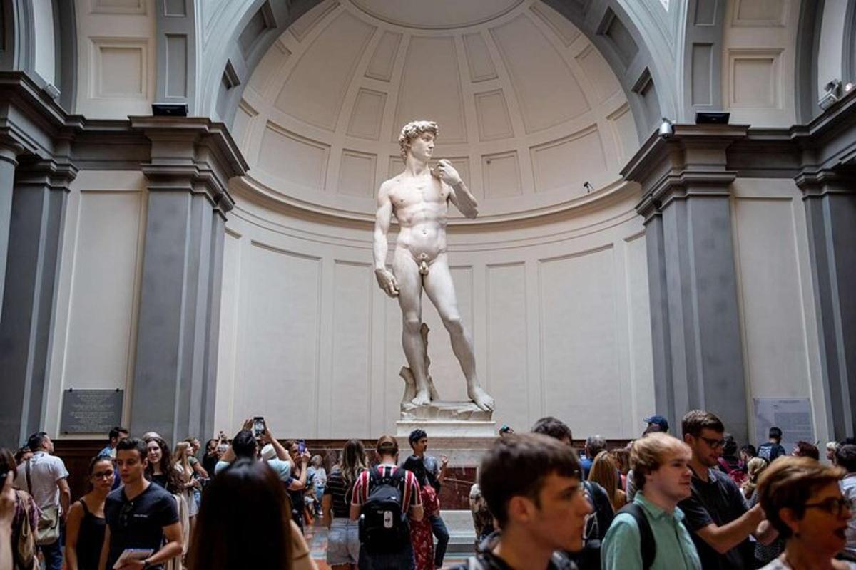 en folkemengde som ser på en statue i et museum