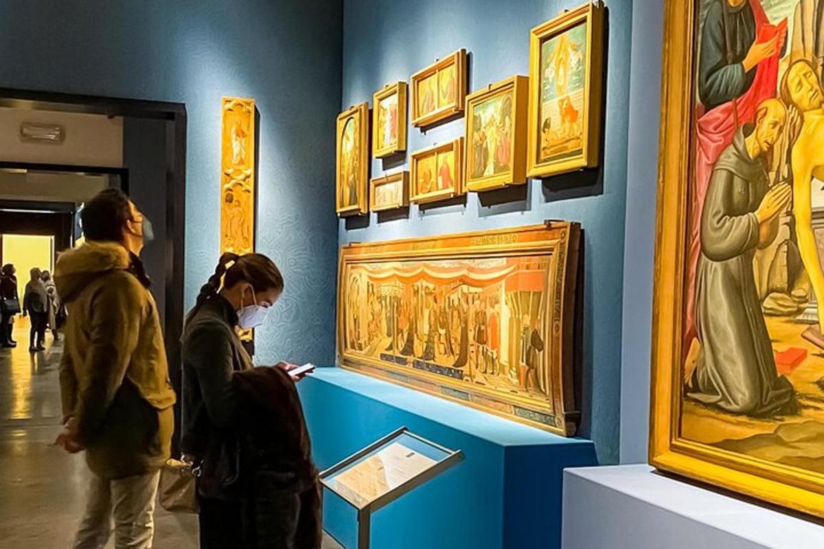 un grup de persones mirant una exposició en un museu