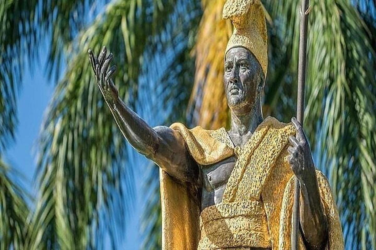 una statua di un uomo che tiene un ombrello