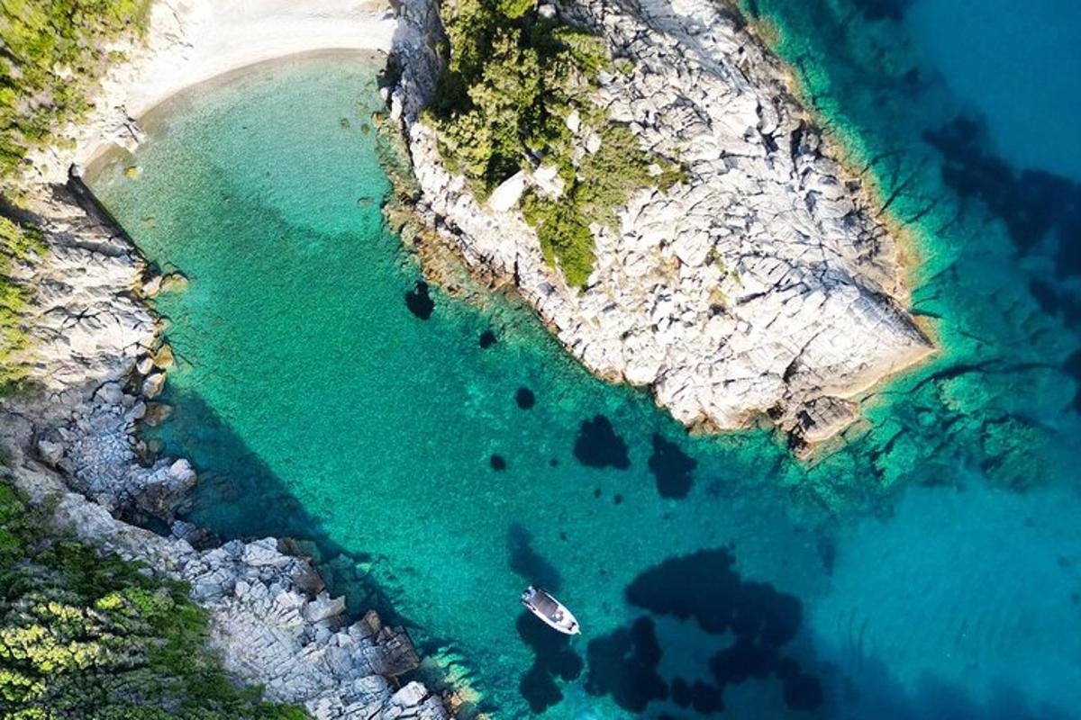 pemandangan udara pantai dengan bot di dalam air