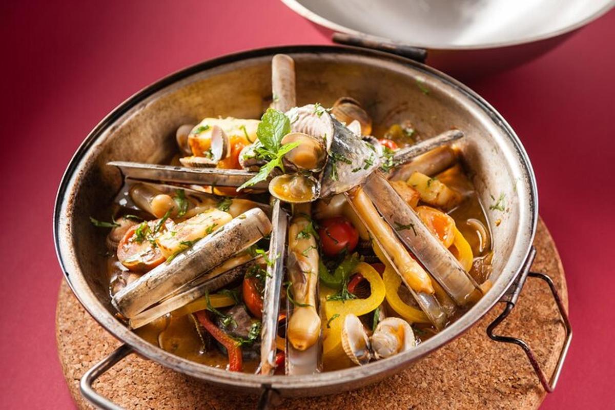 una padella piena di cibo sopra un tavolo