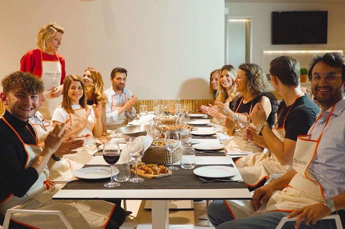 un gruppo di persone sedute attorno a un tavolo