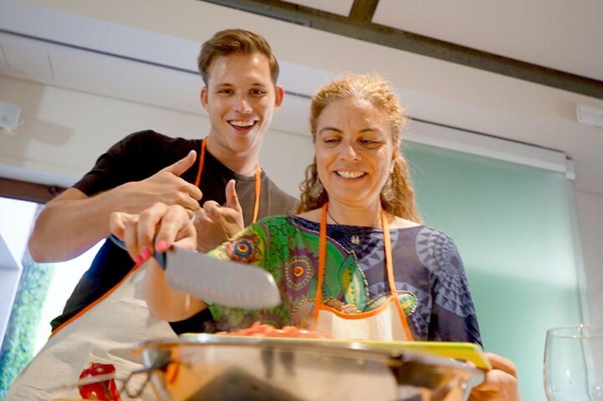un uomo e una donna che tagliano il cibo con un coltello