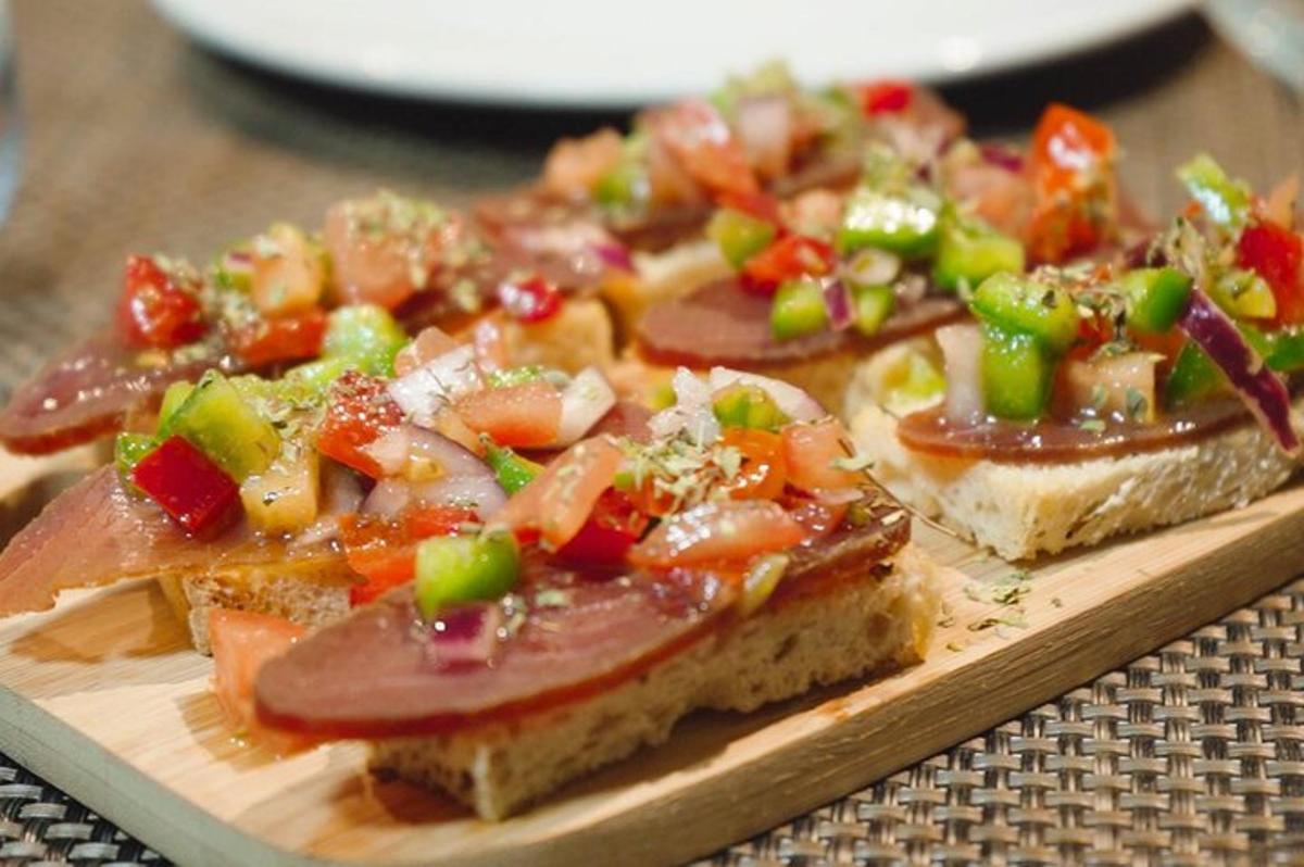 un piatto di cibo con pane e verdure sopra