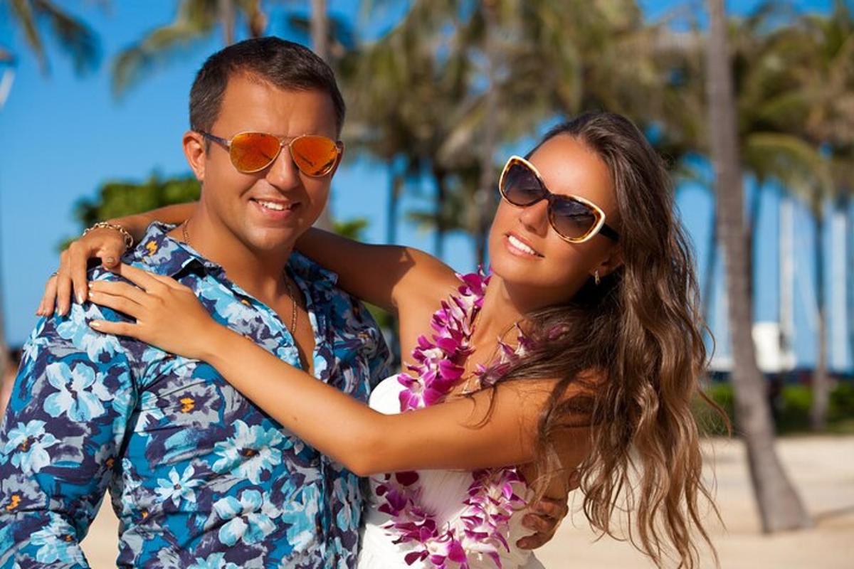 un uomo e una donna che indossano occhiali da sole posano per una foto