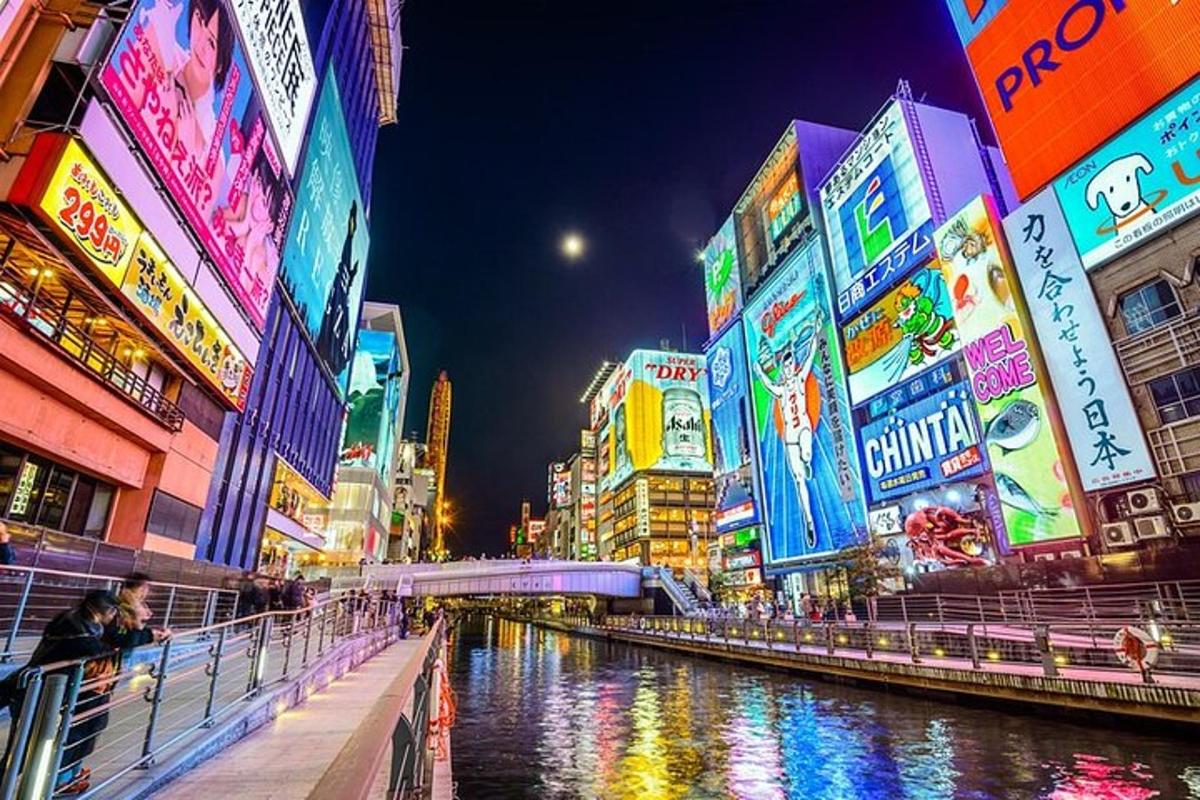 un fiume in una città di notte con edifici