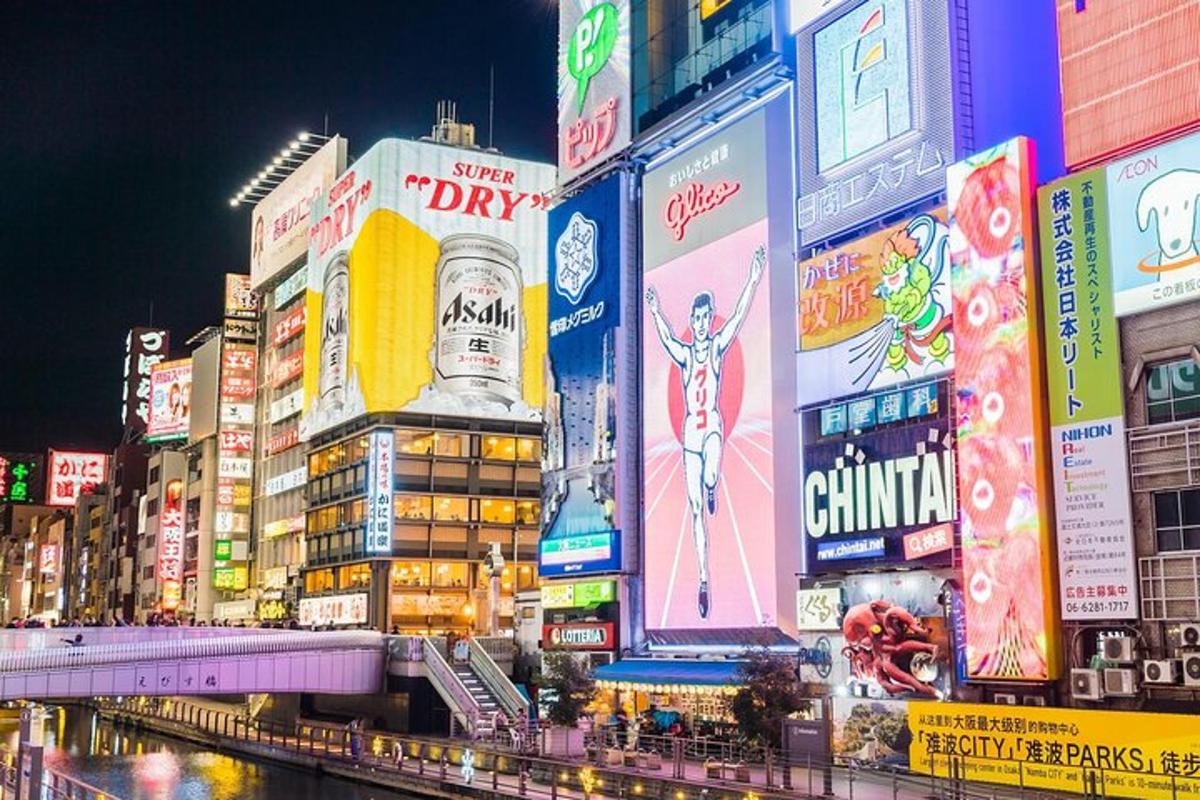 una città di notte con molti cartelli sugli edifici