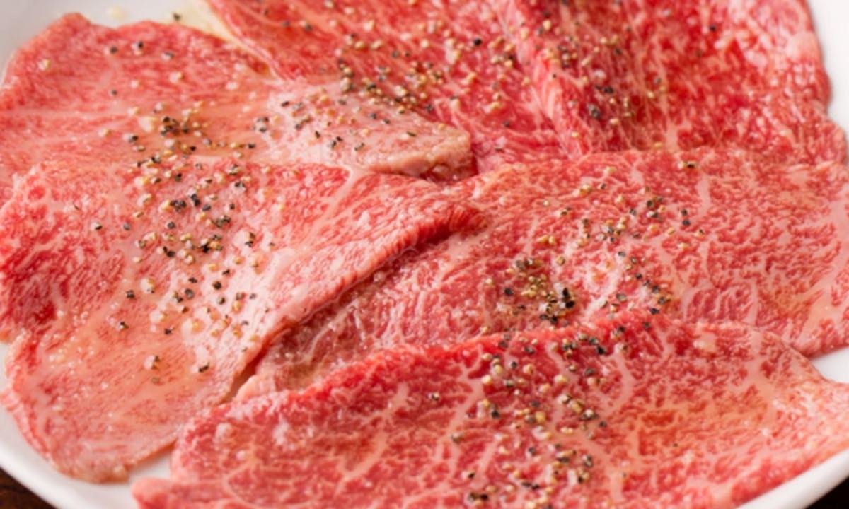 un piatto di carne condito sopra