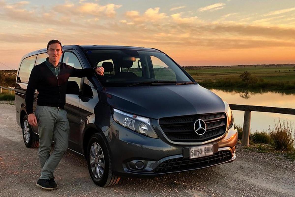 un uomo è in piedi davanti a un'auto