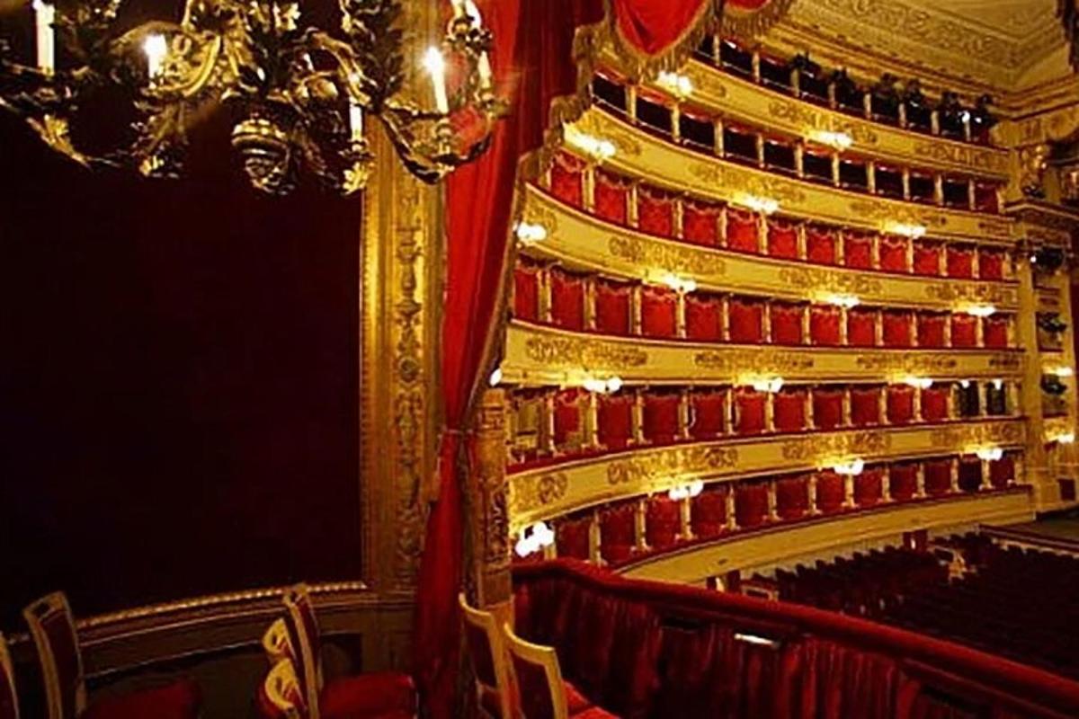 sebuah auditorium teater dengan tempat duduk merah dan candelier