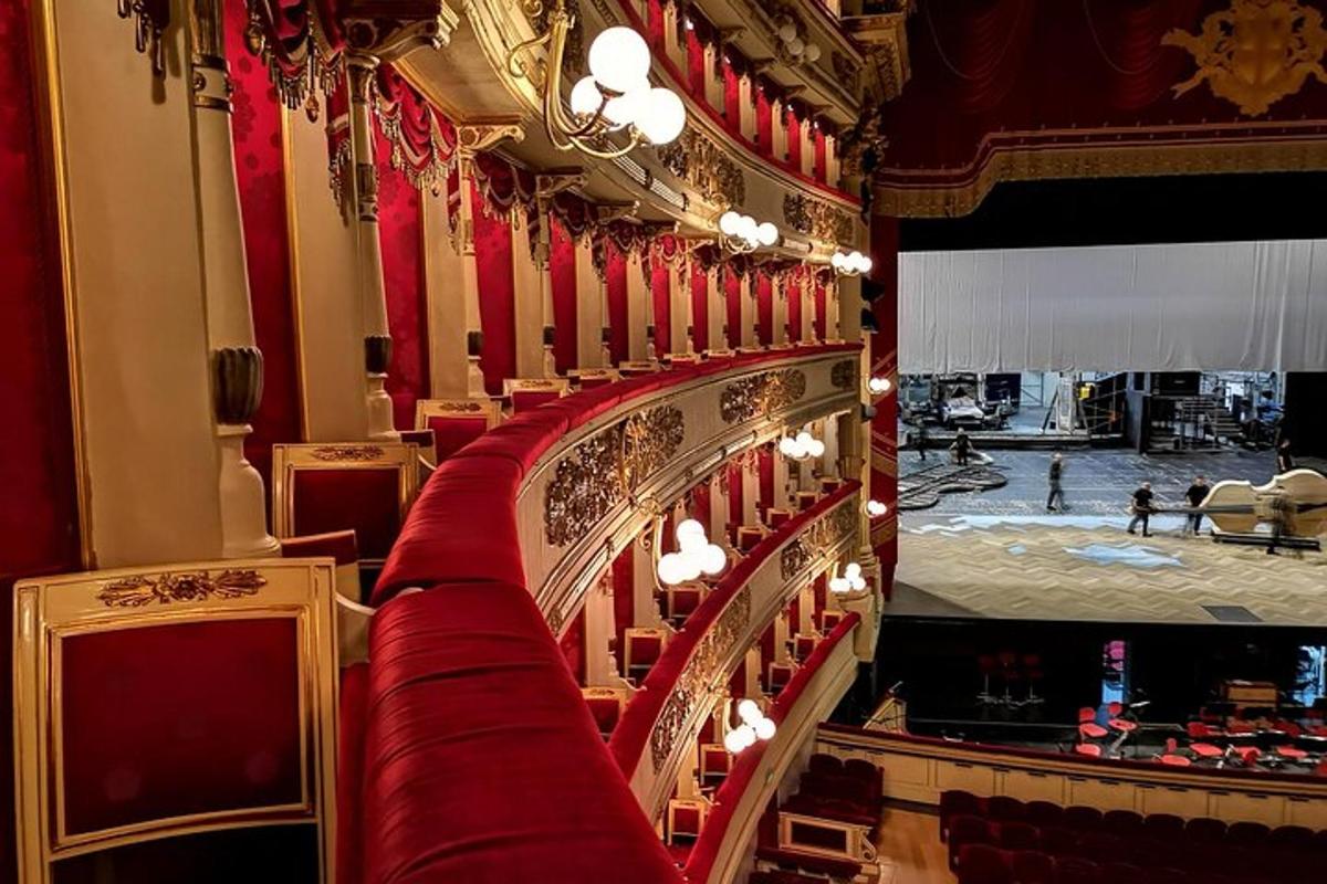 un teatro con un divano rosso e un palco