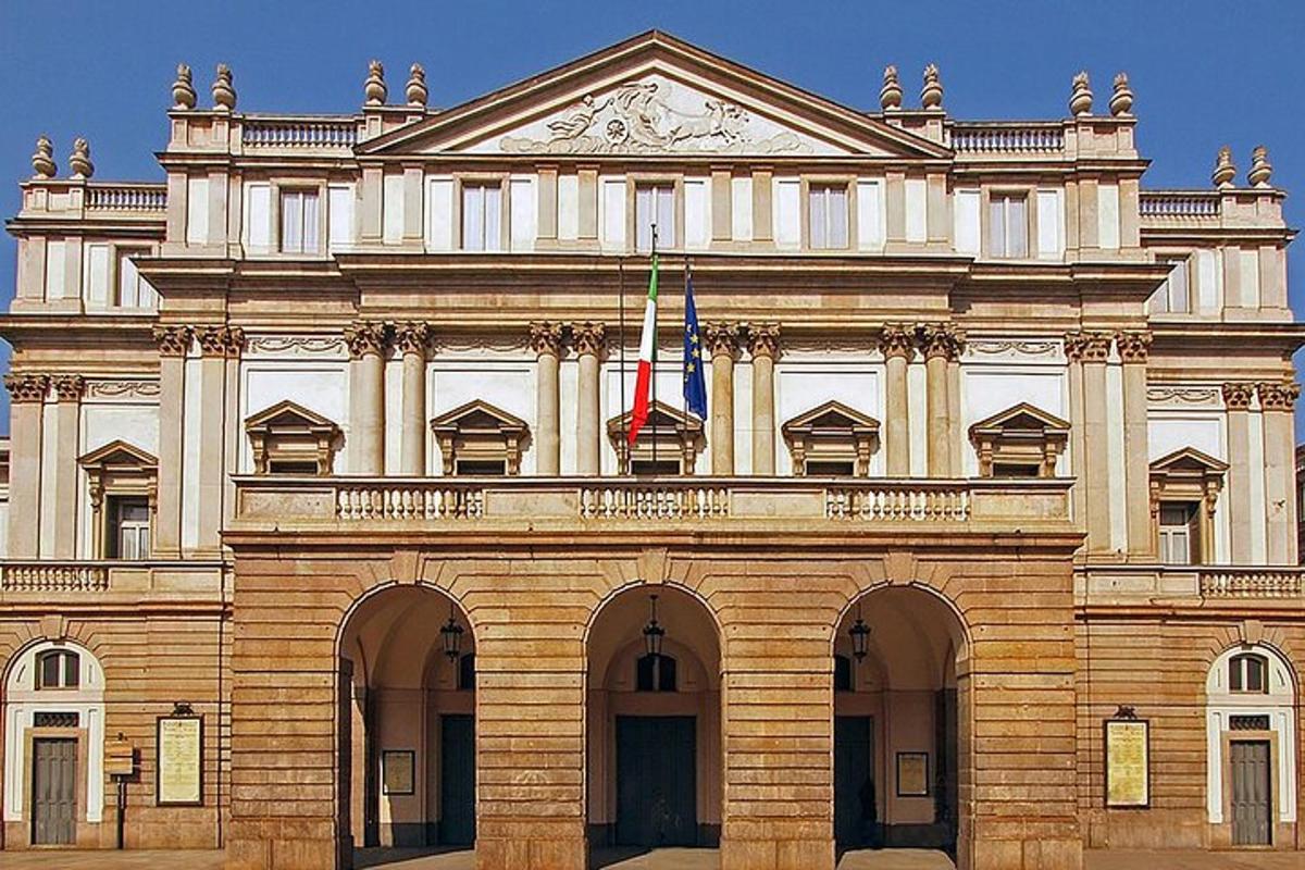 un grande edificio con due bandiere in cima
