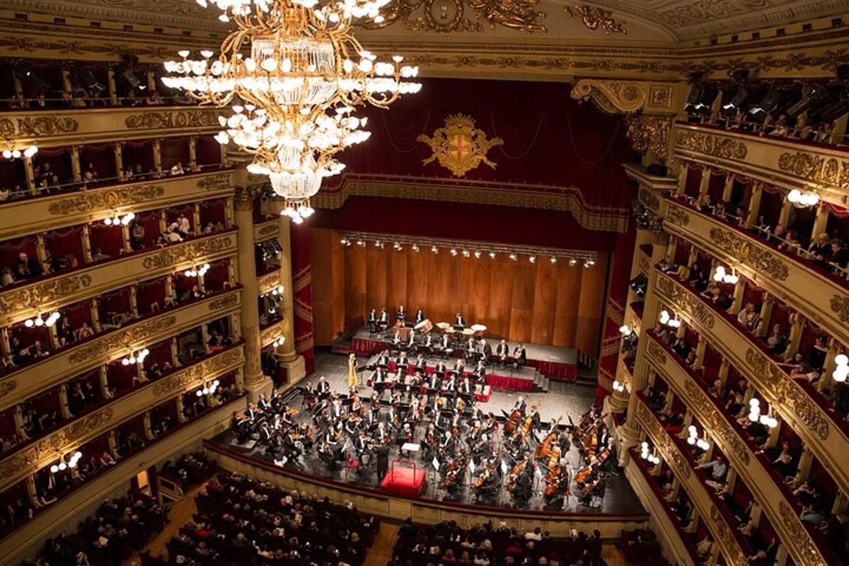 una vista dall'alto di un'orchestra in un auditorium