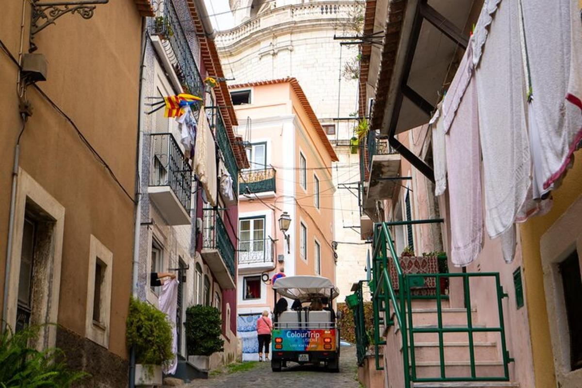 một con hẻm hẹp có một chiếc xe tải ở giữa