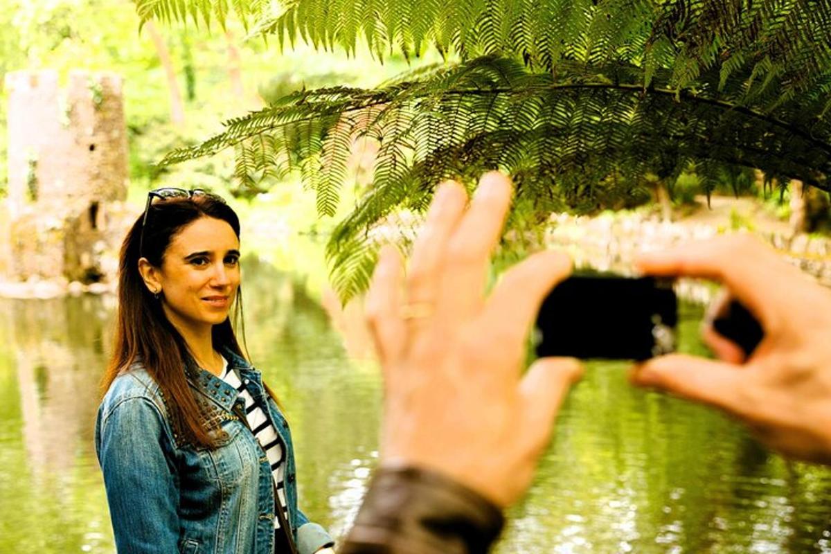 una persona fent una foto d'una dona amb una càmera