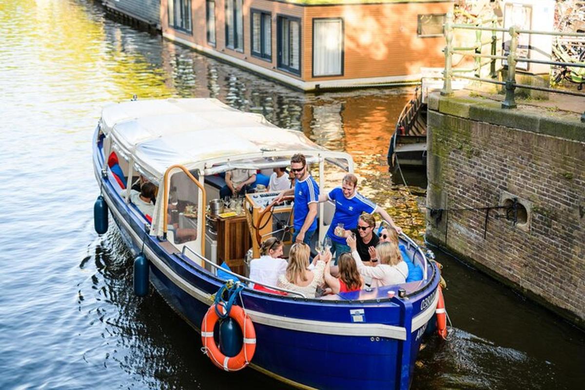 un gruppo di persone su una barca in acqua