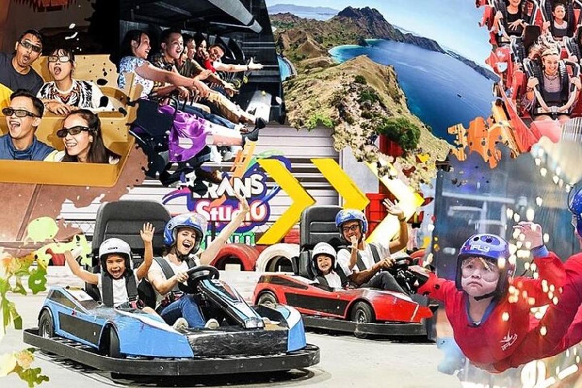 un grupo de personas viajando en una montaña rusa