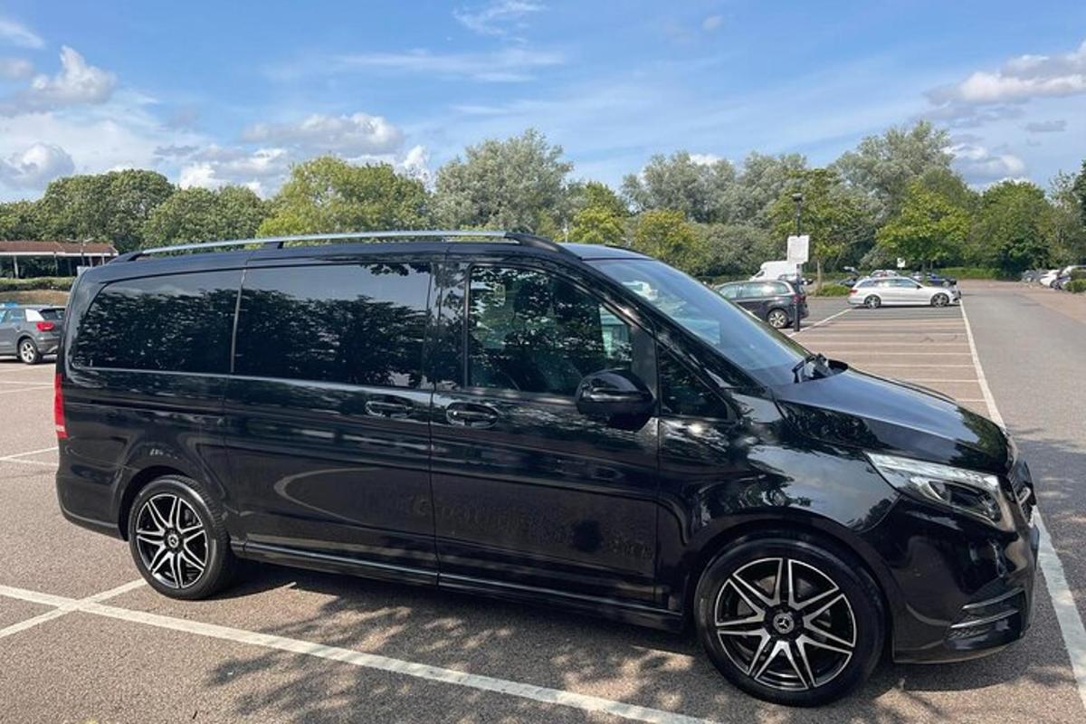 sebuah van hitam diletakkan di tempat letak kereta