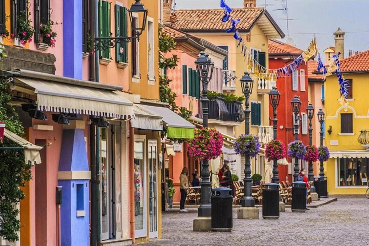 mestna ulica z barvitimi stavbami in uličnimi svetilkami
