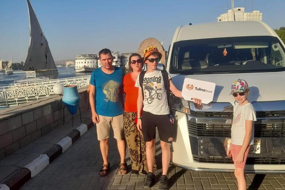 un gruppo di persone in piedi davanti a un camion