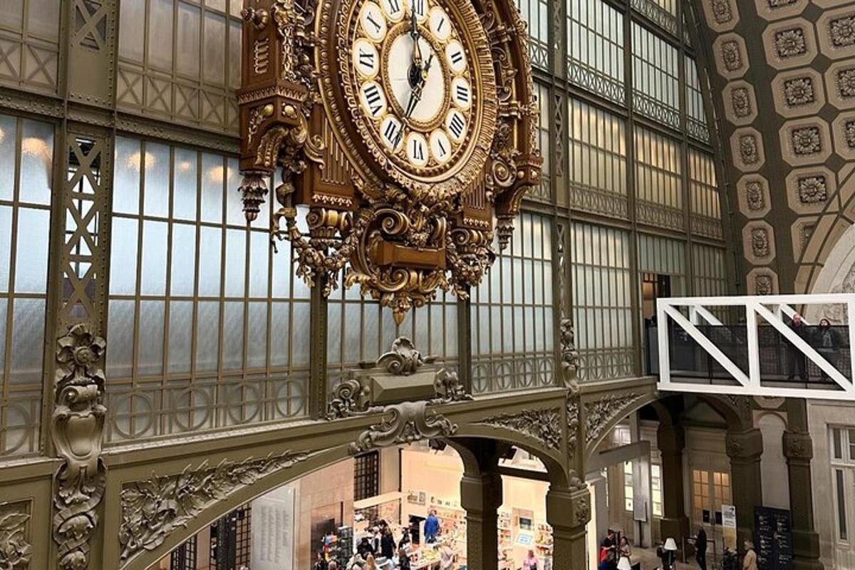 eine große Uhr, die von der Decke eines Gebäudes hängt