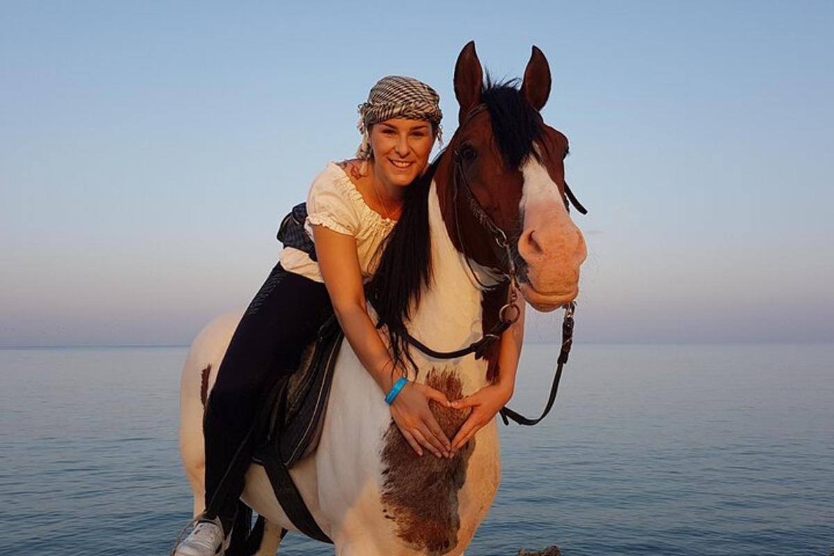 浜辺で馬に乗る女性