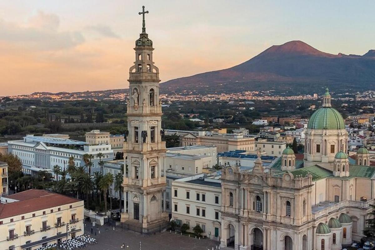 un edificio con una torre dell'orologio e una montagna sullo sfondo