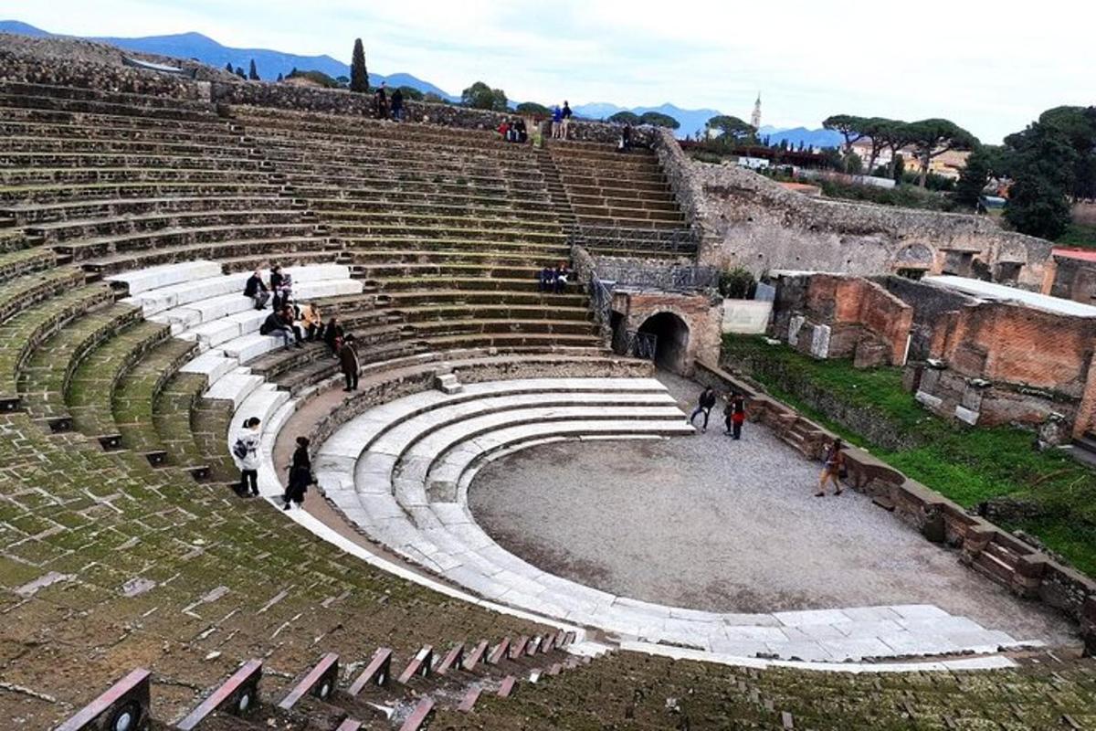 un anfiteatro con persone in piedi sugli spalti