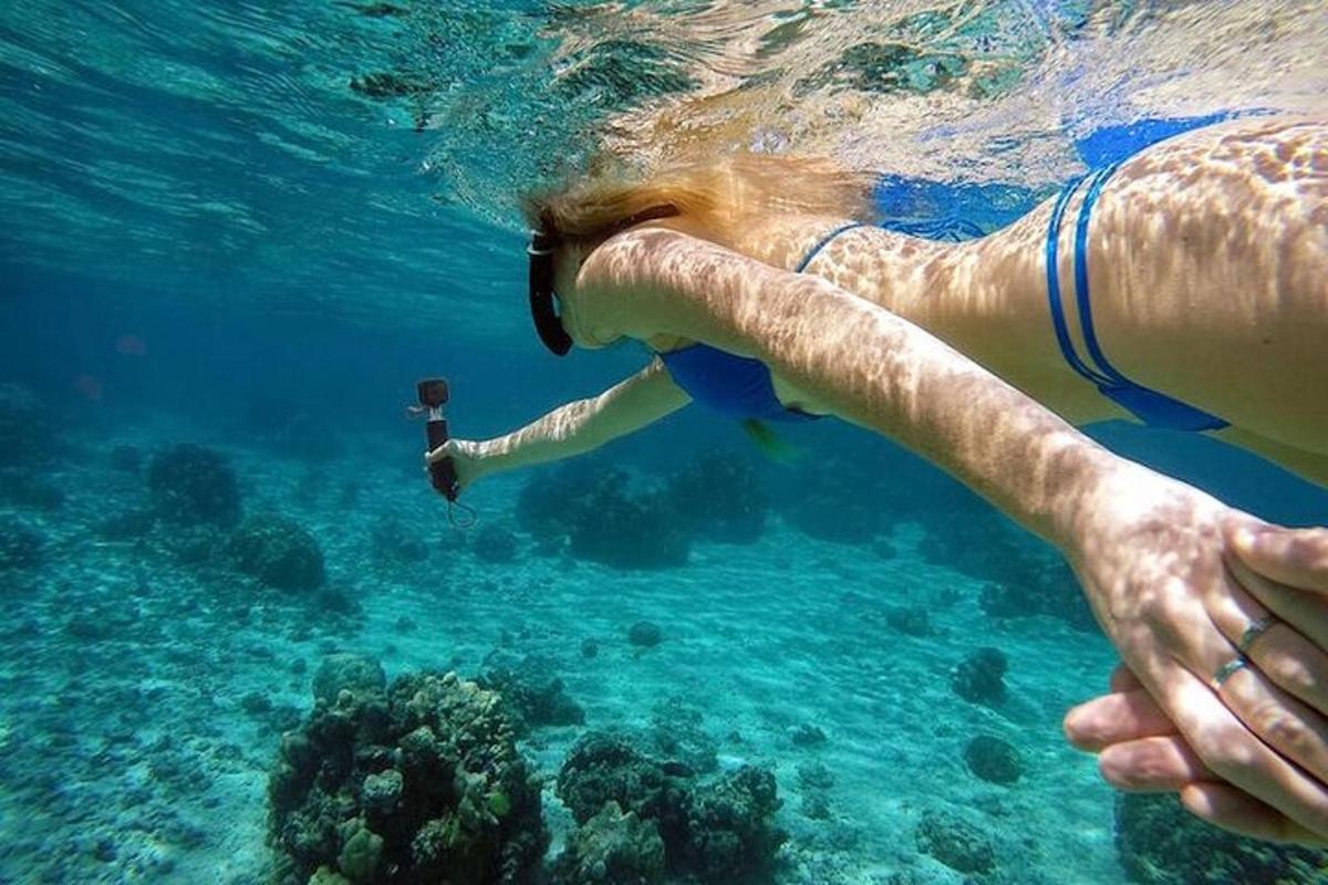 cilvēks ūdenī ar snorkelēšanas ierīci