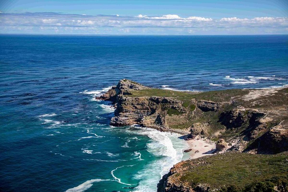 una vista aèria de l'oceà i una costa rocosa